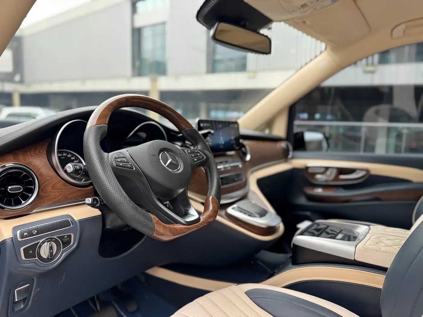 Mercedes-Benz V-Class 2022 V 260 L Long Wheelbase Luxury Edition фото 6