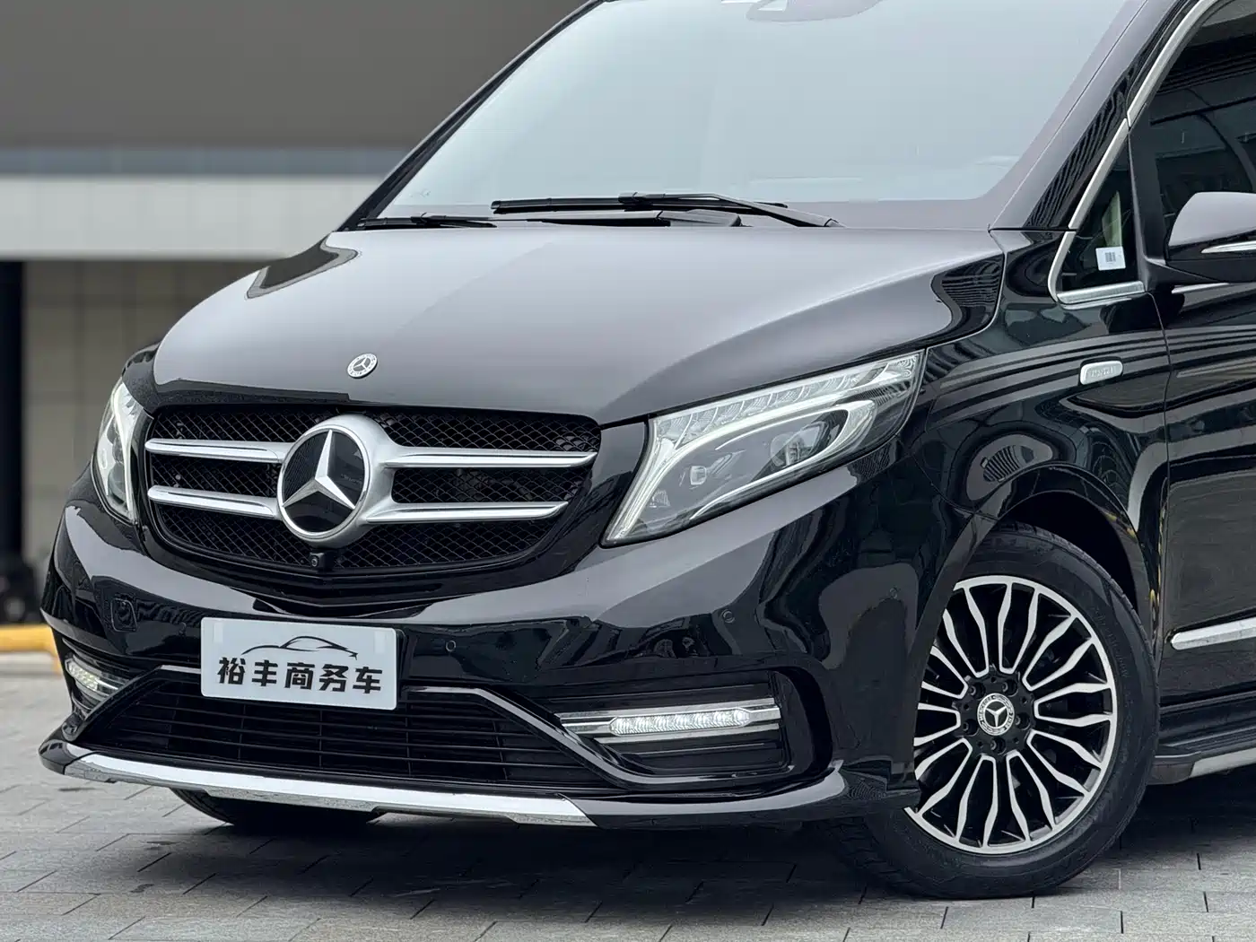 Mercedes-Benz V-Class 2022 V 260 L Long Wheelbase Luxury Edition фото 3
