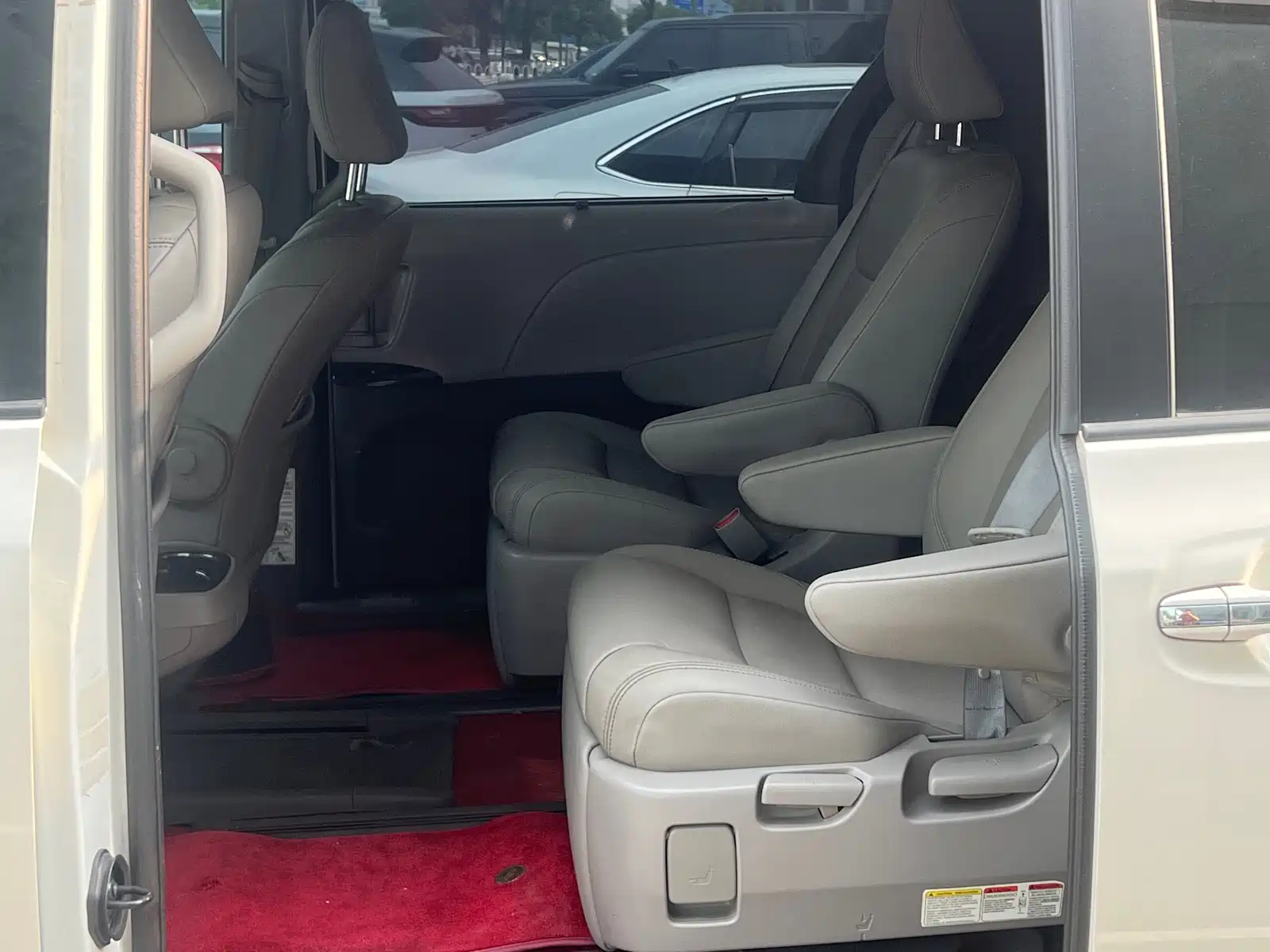 Photo 5 - Toyota Sienna