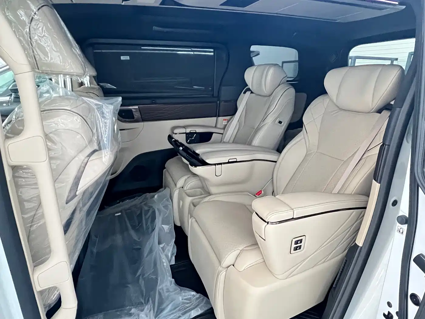 Toyota Alphard 2024 Hybrid 2.5L Ultimate Enjoyment Edition фото 6