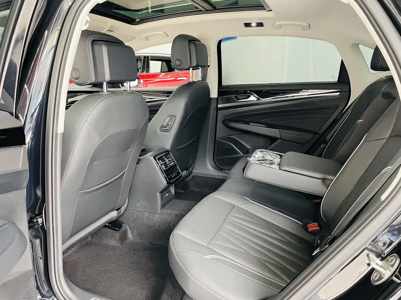 Volkswagen Passat 2023 380TSI Luxury Edition фото 9
