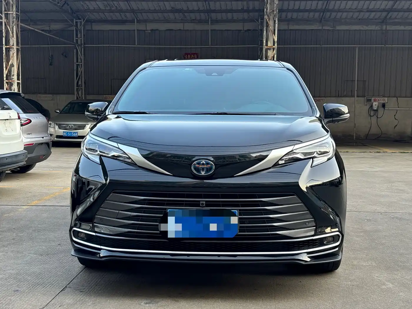Toyota Sienna 2023 2.5L Hybrid Premium Edition фото 2