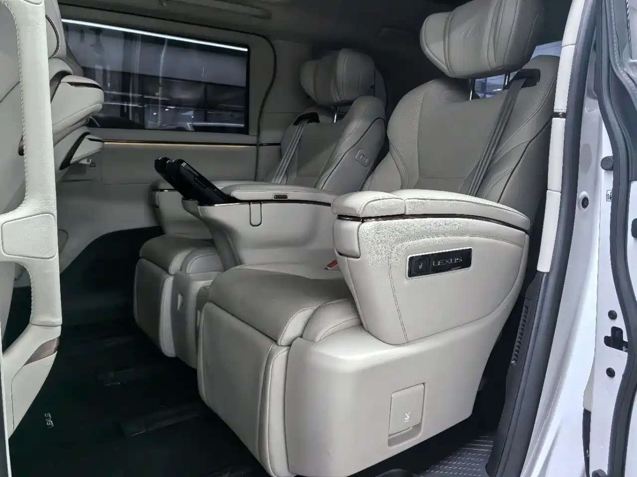 LEXUS LM