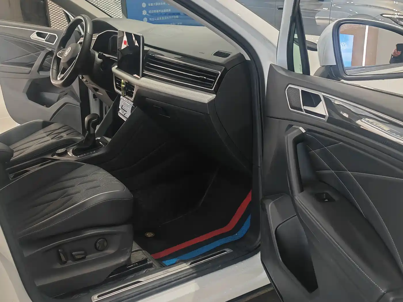 Volkswagen Tiguan L 2023 380TSI 4WD R-Line Premium 7-seater фото 8