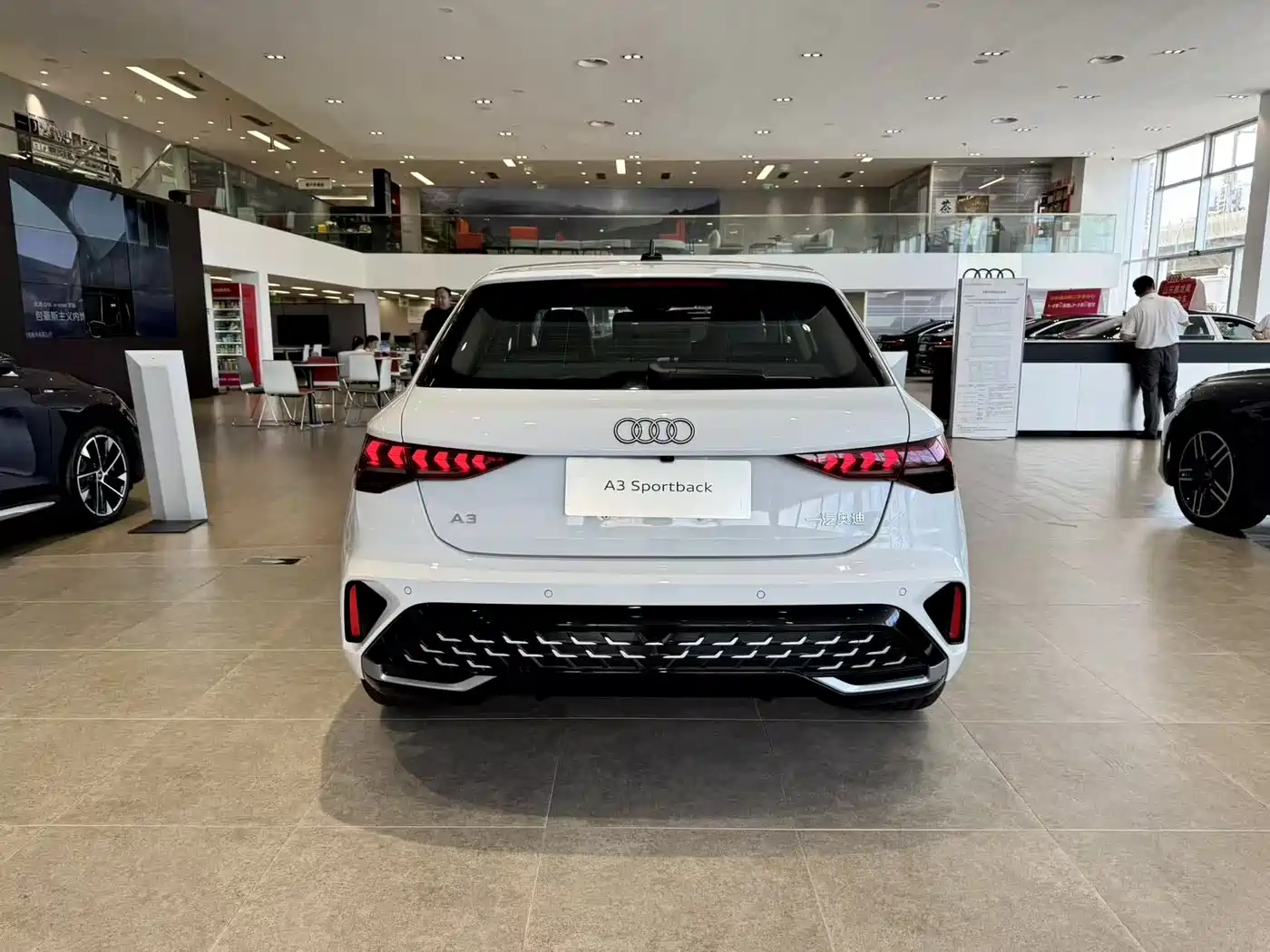 Audi A3 2025 Facelift Sportback 35TFSI Flying Spur Premium фото 7