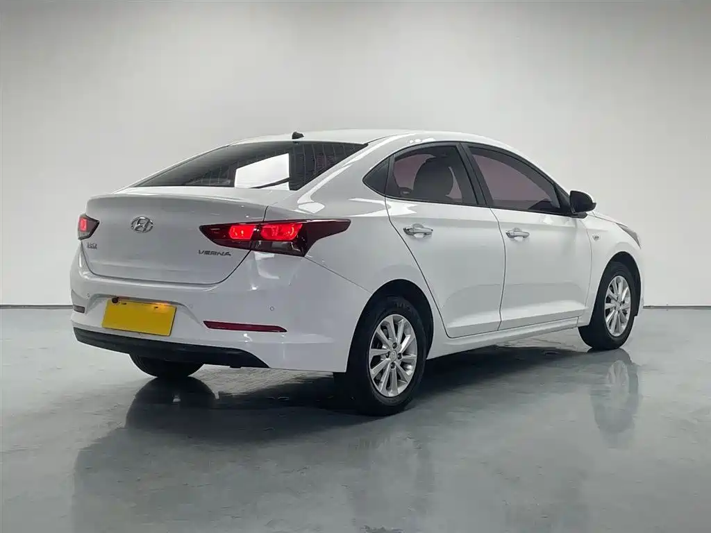 Hyundai Verna 2016 1.4L Automatic Cool Edition GLS фото 6