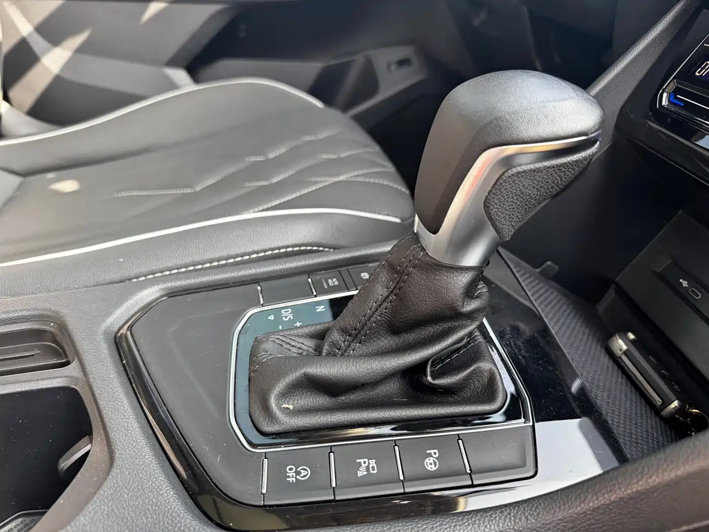 Volkswagen Tiguan L 2022 330TSI Auto 2WD R-Line Premium Edition фото 6
