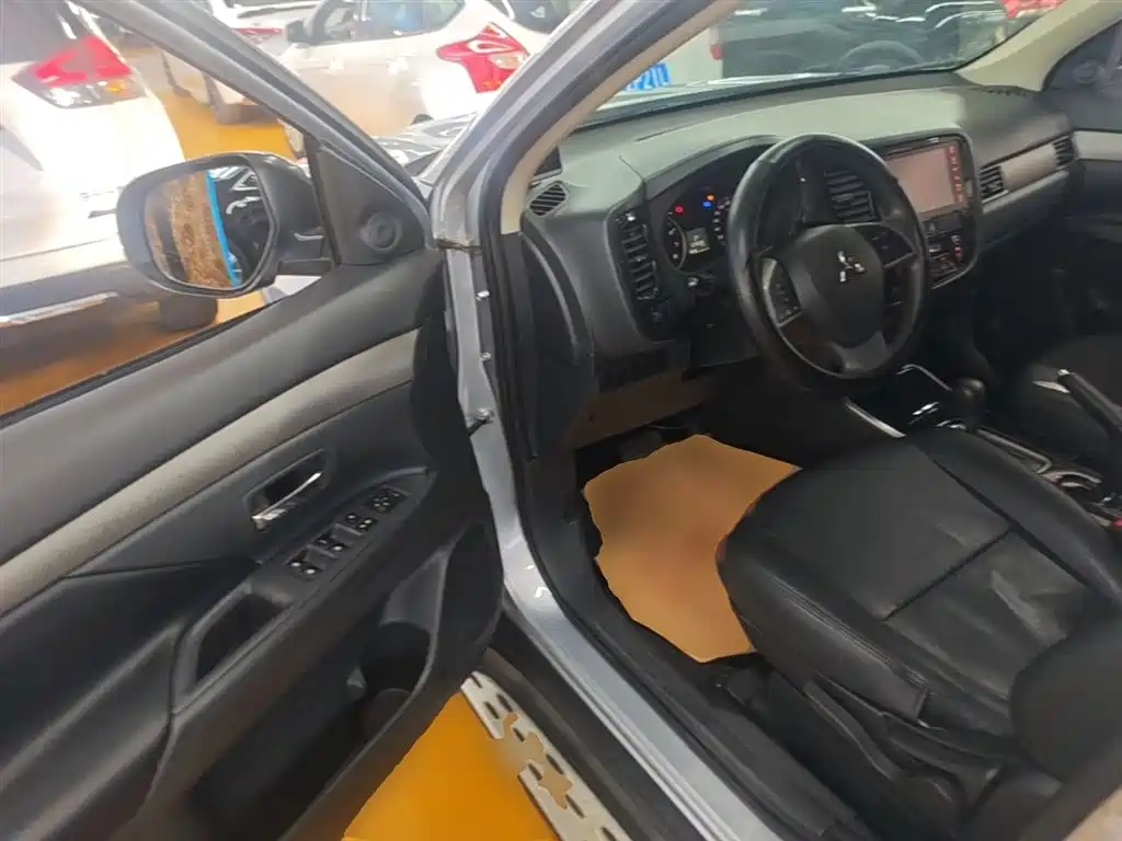 Mitsubishi Outlander 2016 2.0L 2WD Fashion Edition 5-seater фото 16