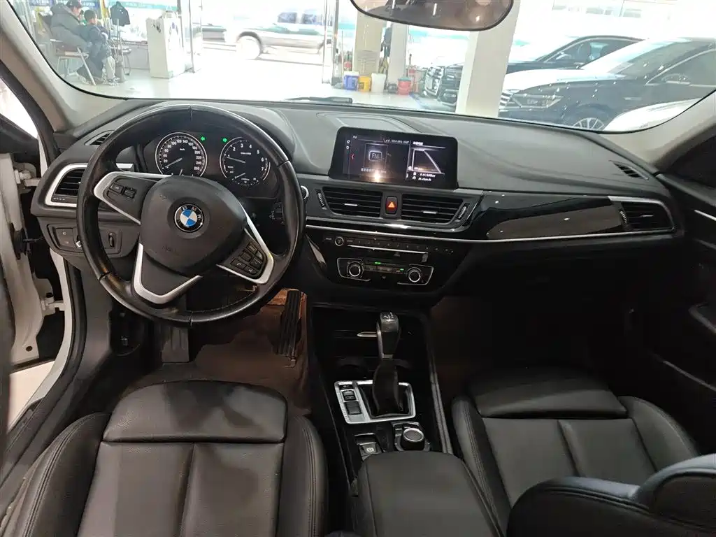 BMW 1 Series 2018 118i Sport Edition фото 10