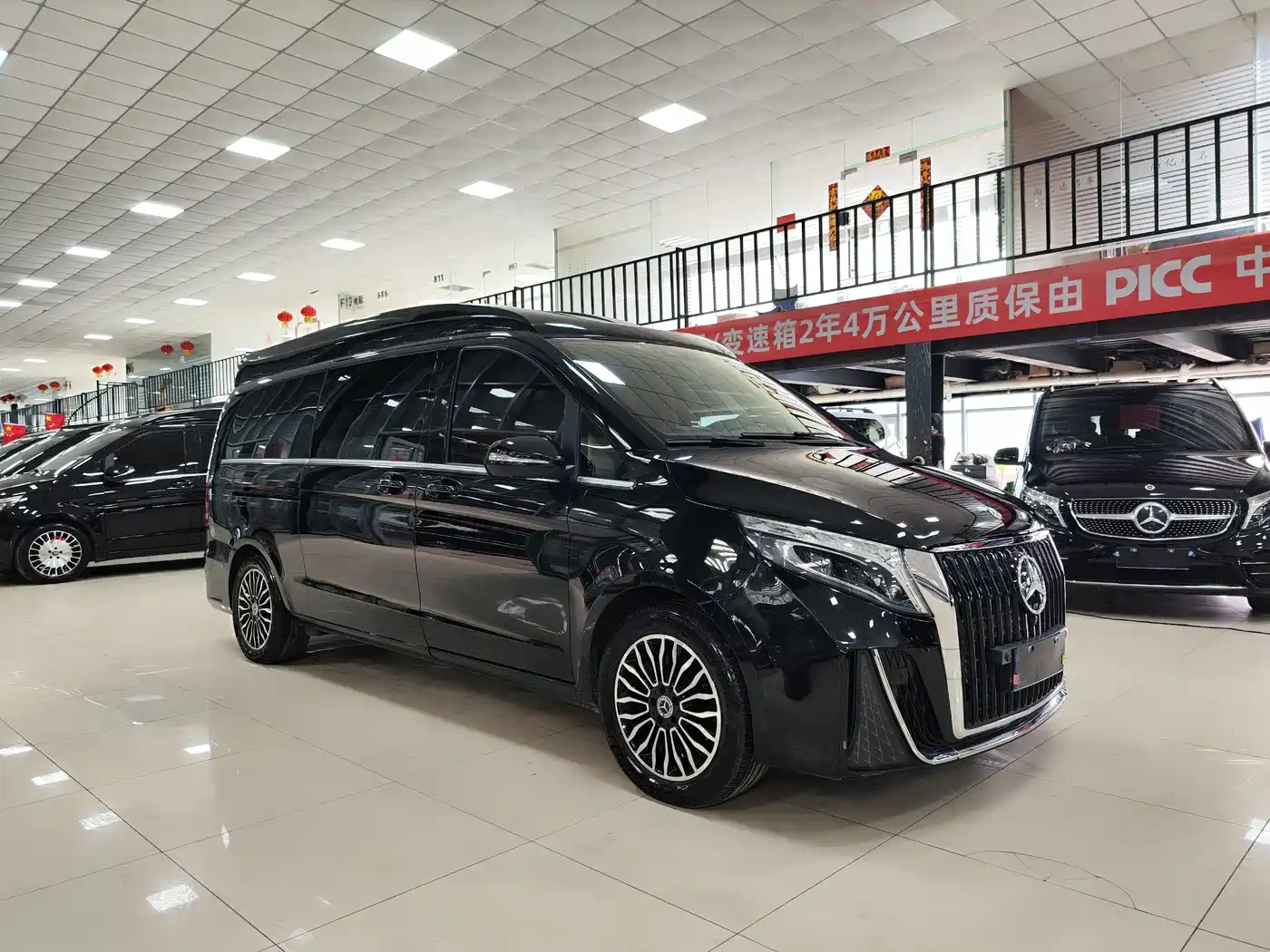 Mercedes-Benz V-Class 2018 V 260 L Premium Long Wheelbase Edition China VI фото 3