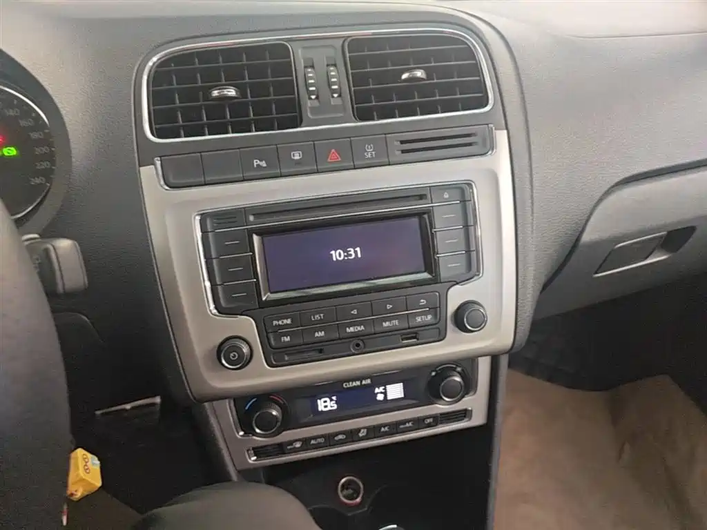 Volkswagen Polo 2016 1.6L Cross Polo Automatic фото 13