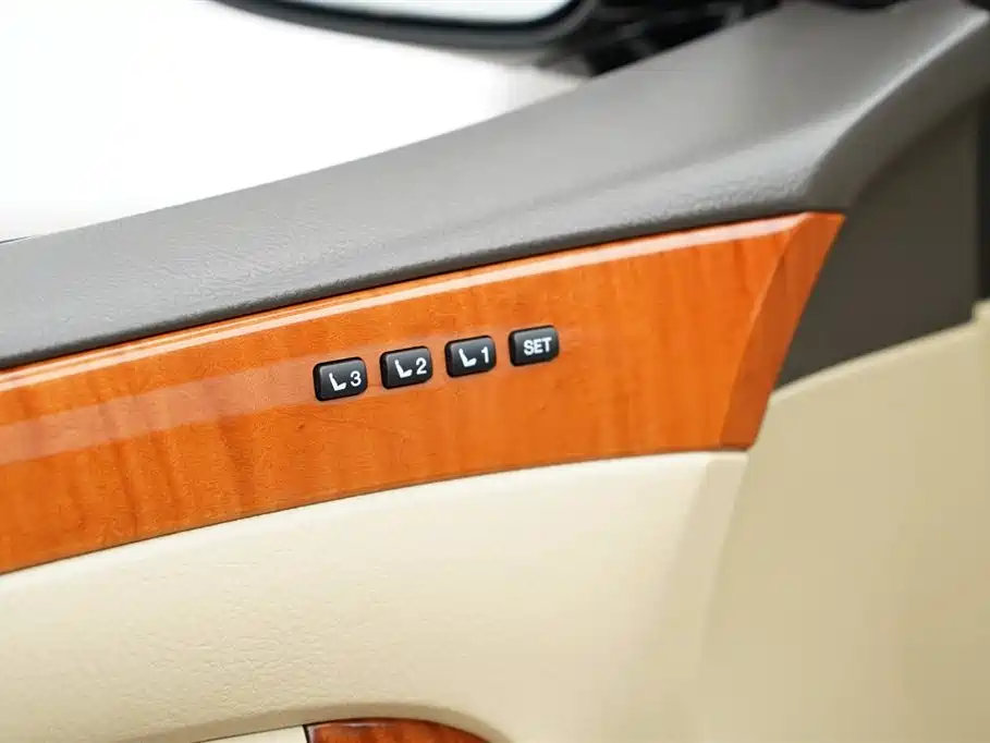 Toyota Crown 2007 3.0L Royal Saloon G VIP фото 8