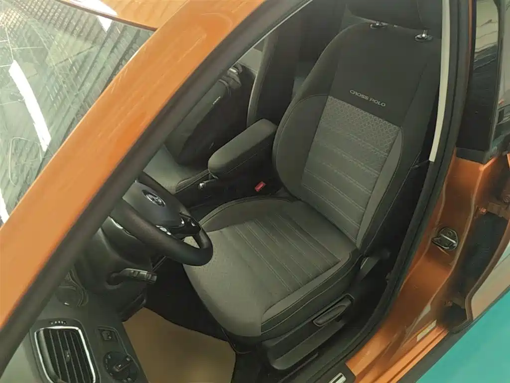 Volkswagen Polo 2016 1.6L Cross Polo Automatic фото 15