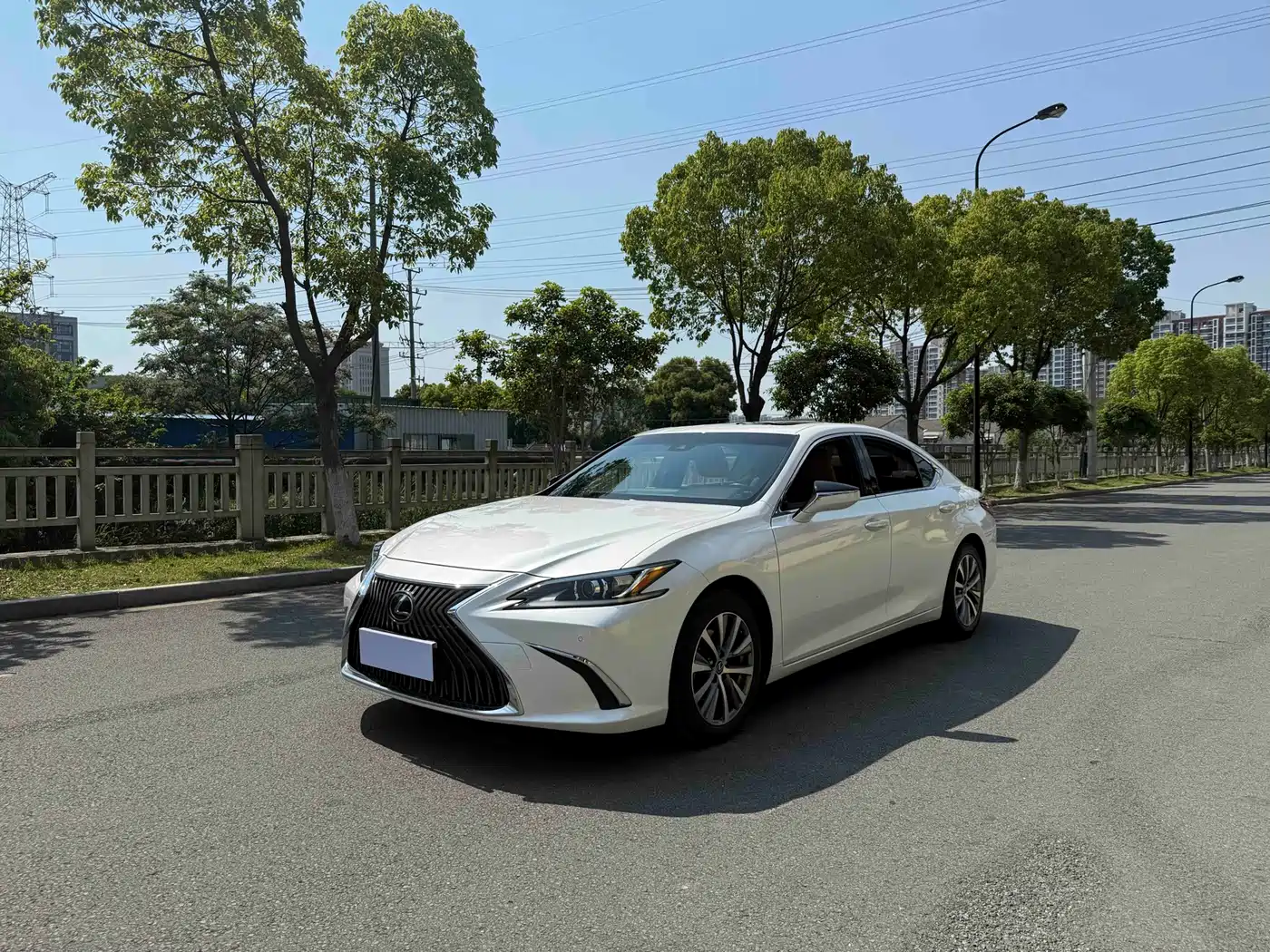 Фото 1 - Lexus ES