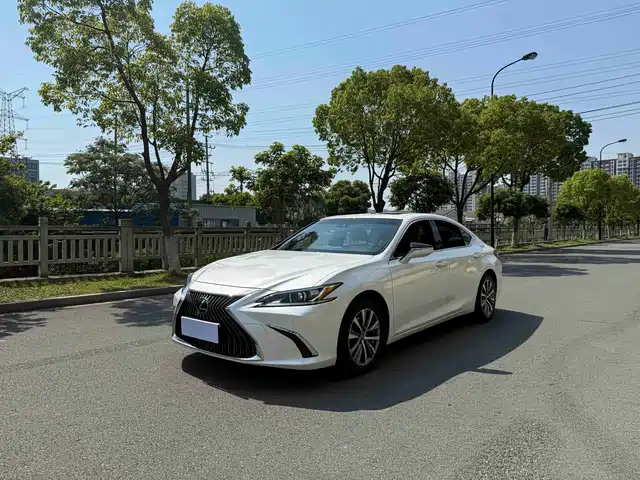 Lexus ES 2020