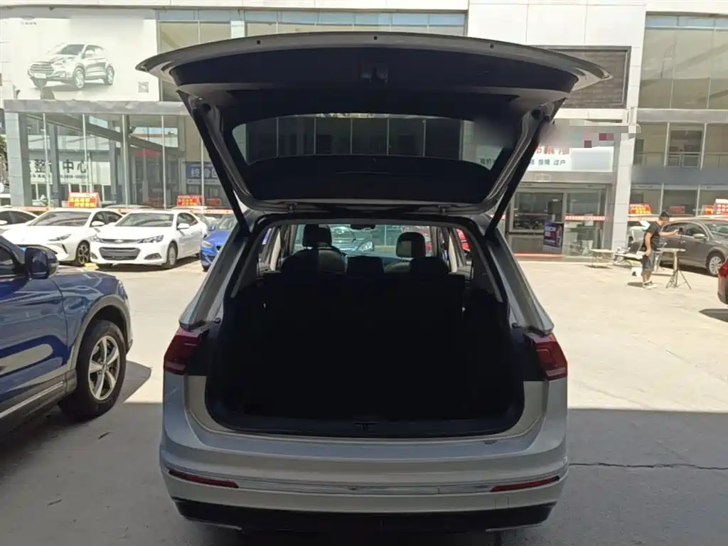 Volkswagen Tiguan L 2021 330TSI Automatic 2WD R-Line Premium фото 18
