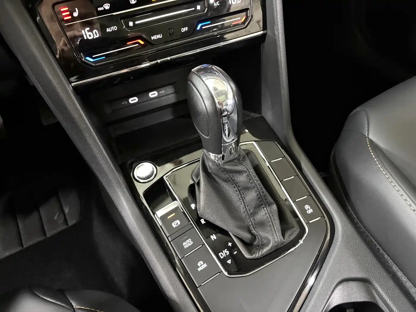 Volkswagen Tharu 2022 280TSI FWD Luxury Edition фото 15