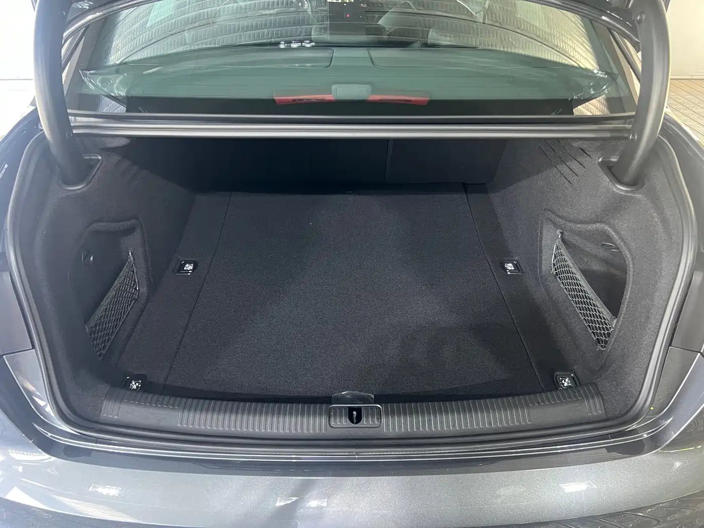 Audi A4L 2025 2 Million Celebration Edition 40 TFSI Luxury Dynamic фото 18
