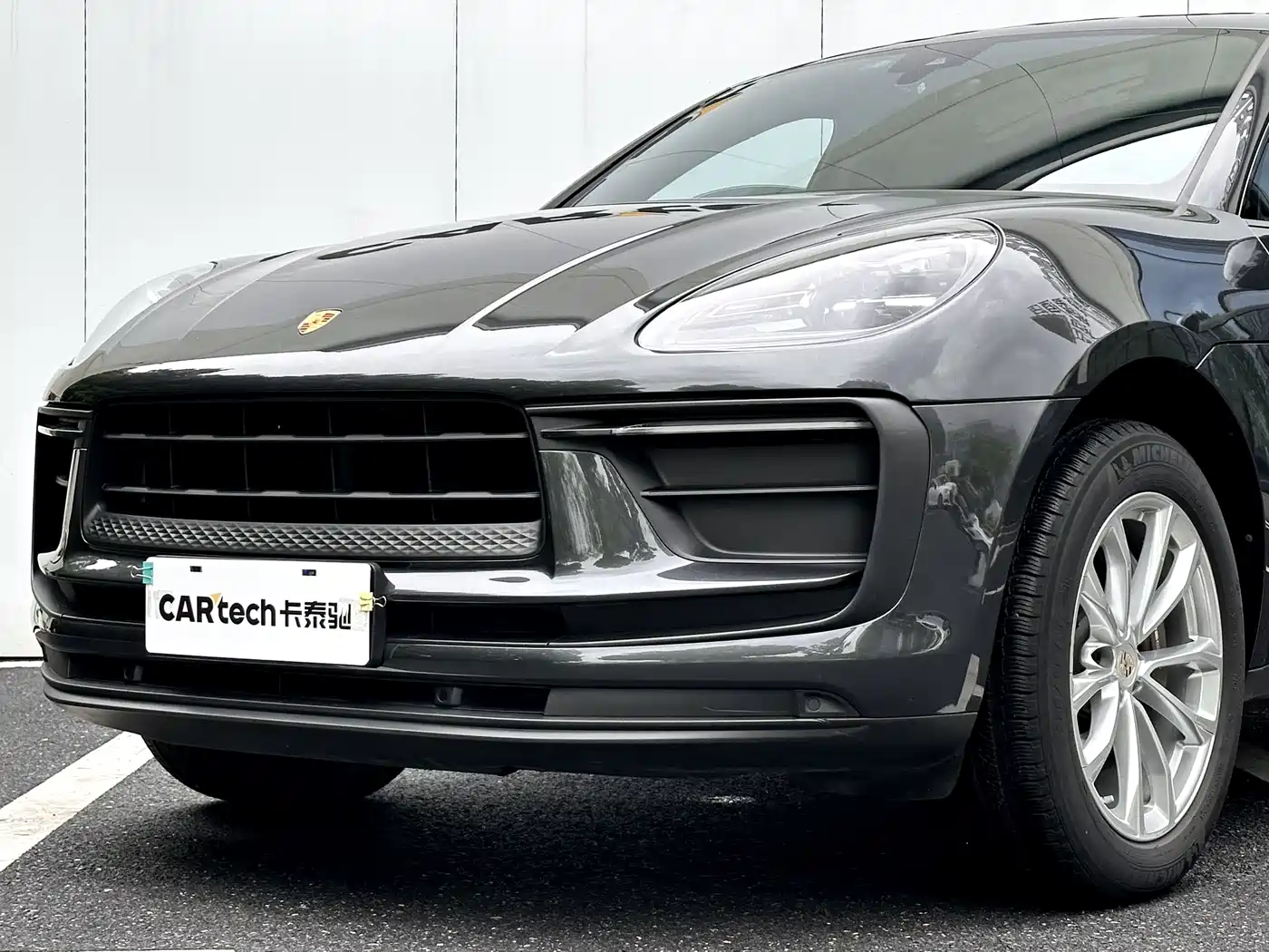 PORSCHE MACAN