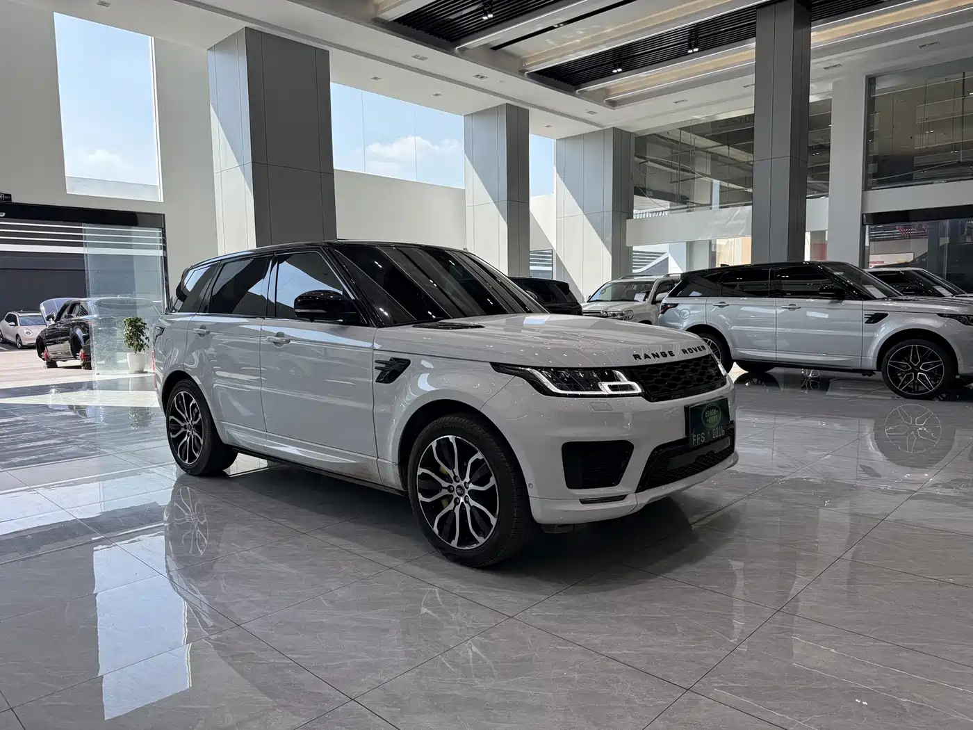 Land Rover Range Rover Sport 2022 3.0 L6 Gloss Black Edition фото 3