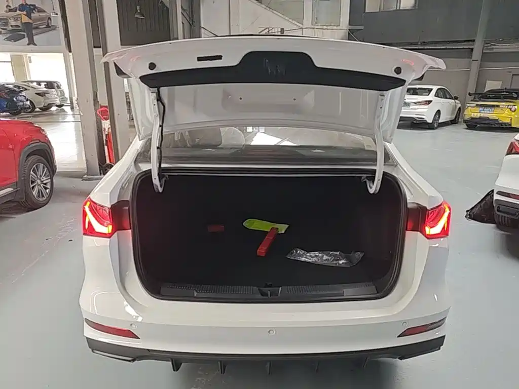 Фото 19 - Roewe i5
