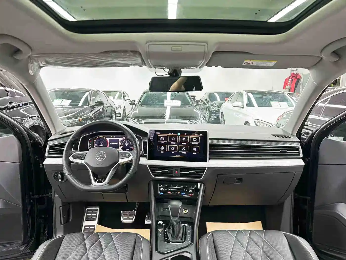 Volkswagen Tiguan L 2024 330TSI Automatic 2WD R-Line Premium Enjoyment Edition фото 9
