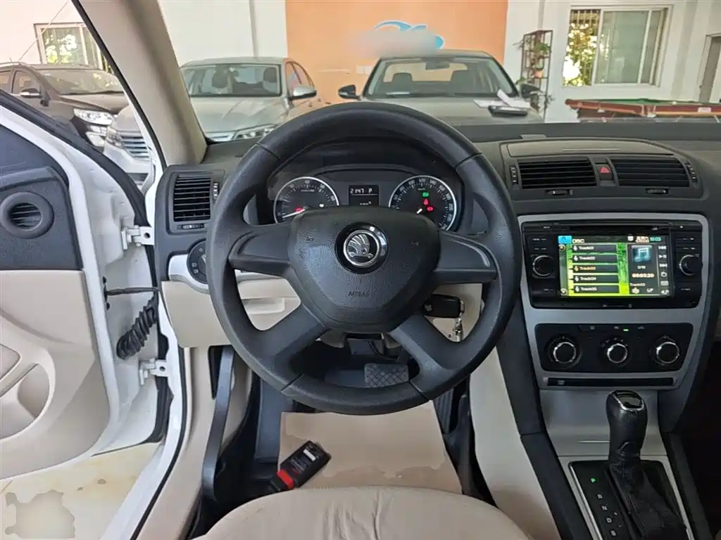 Škoda Octavia 2015 Classic 1.6L Automatic Elite Edition фото 11