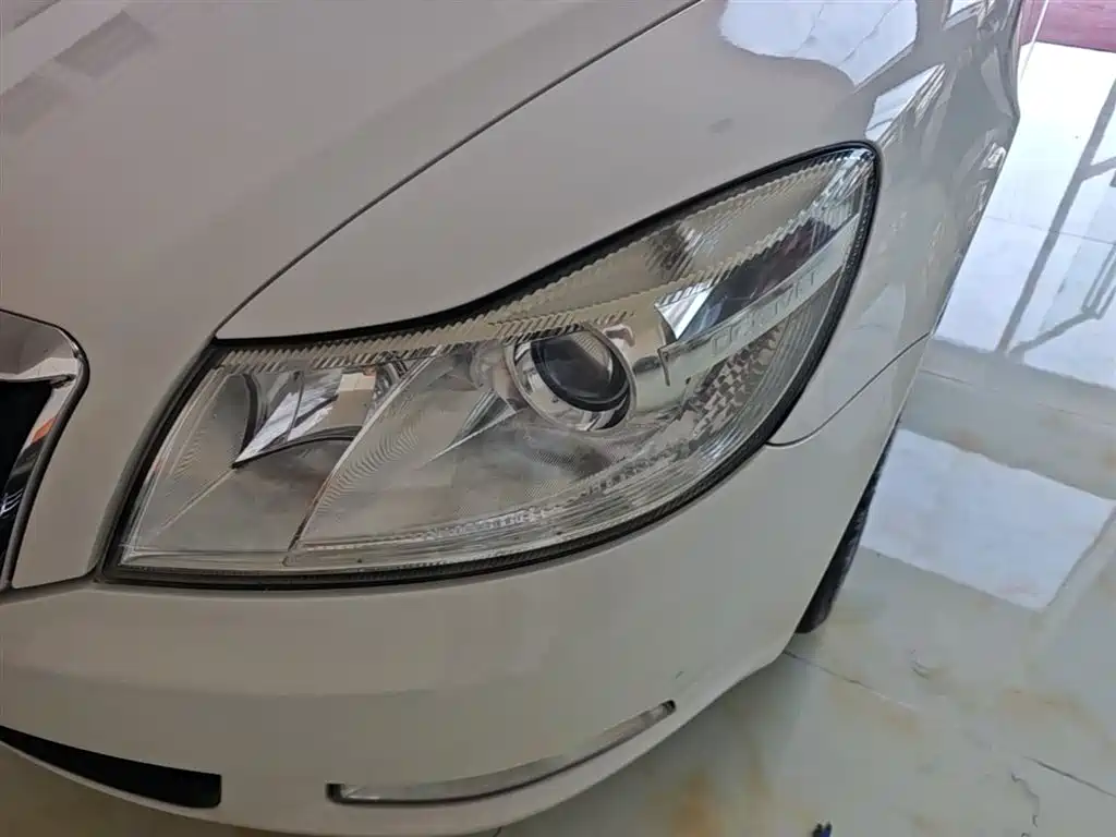 Škoda Octavia 2015 Classic 1.6L Automatic Elite Edition фото 24