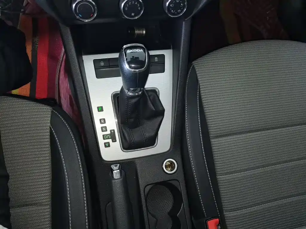 Škoda Octavia 2017 1.6L Automatic Pioneer Edition фото 14