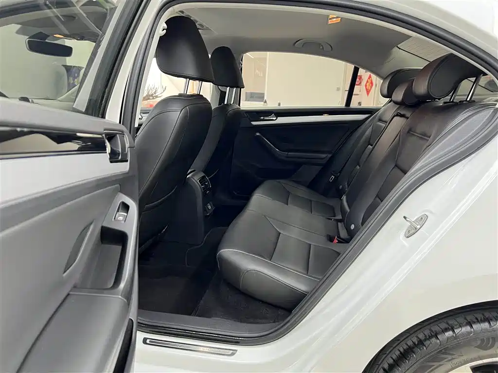 Volkswagen Sagitar 2018 1.6L Automatic Comfort фото 8