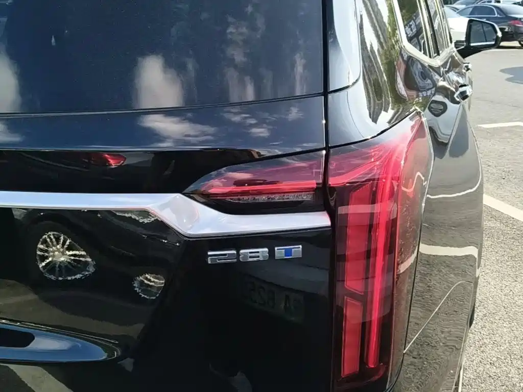 Фото 8 - Cadillac XT6