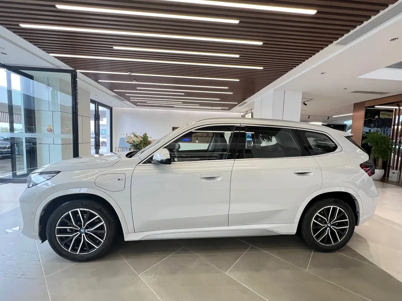 BMW iX1 2025 eDrive25L M Sport Package фото 3