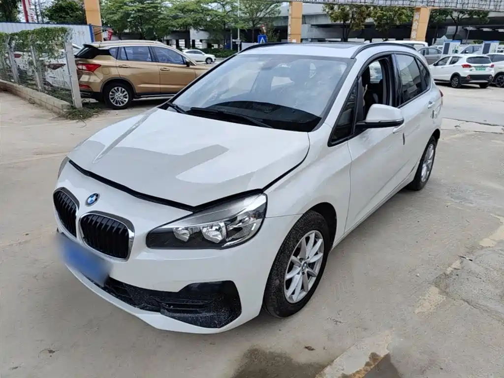 BMW 2 Series Touring 2018 218i Sport Line фото 2