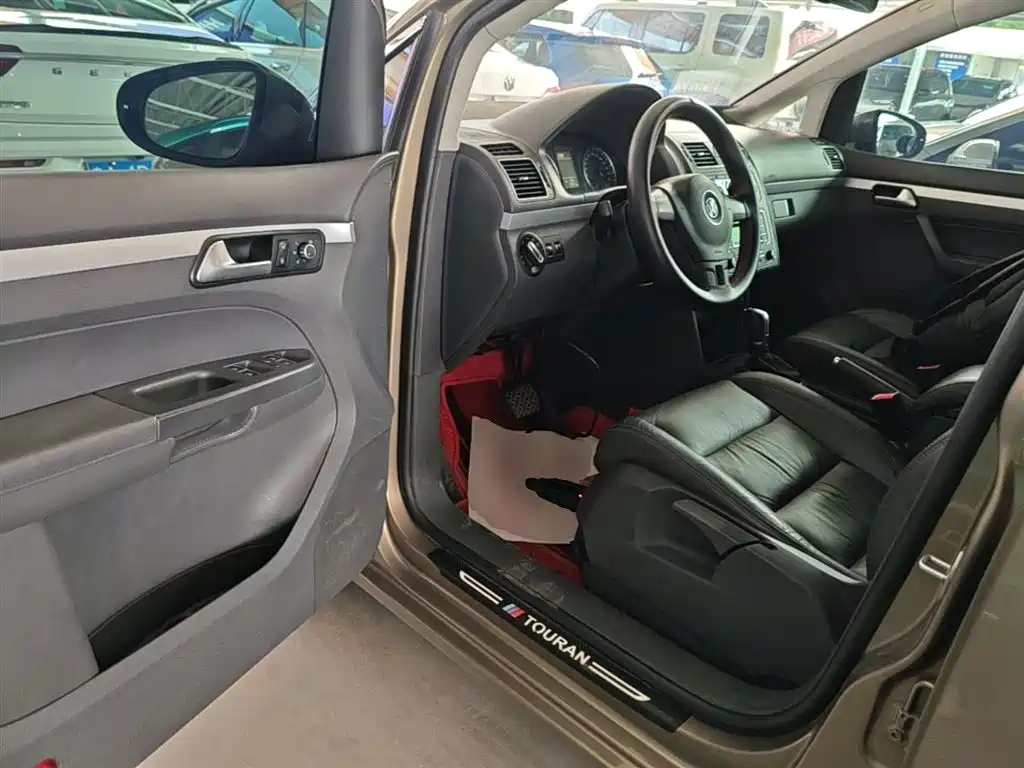 Volkswagen Touran 2015 1.4T DSG Comfort Edition 5-seater фото 16