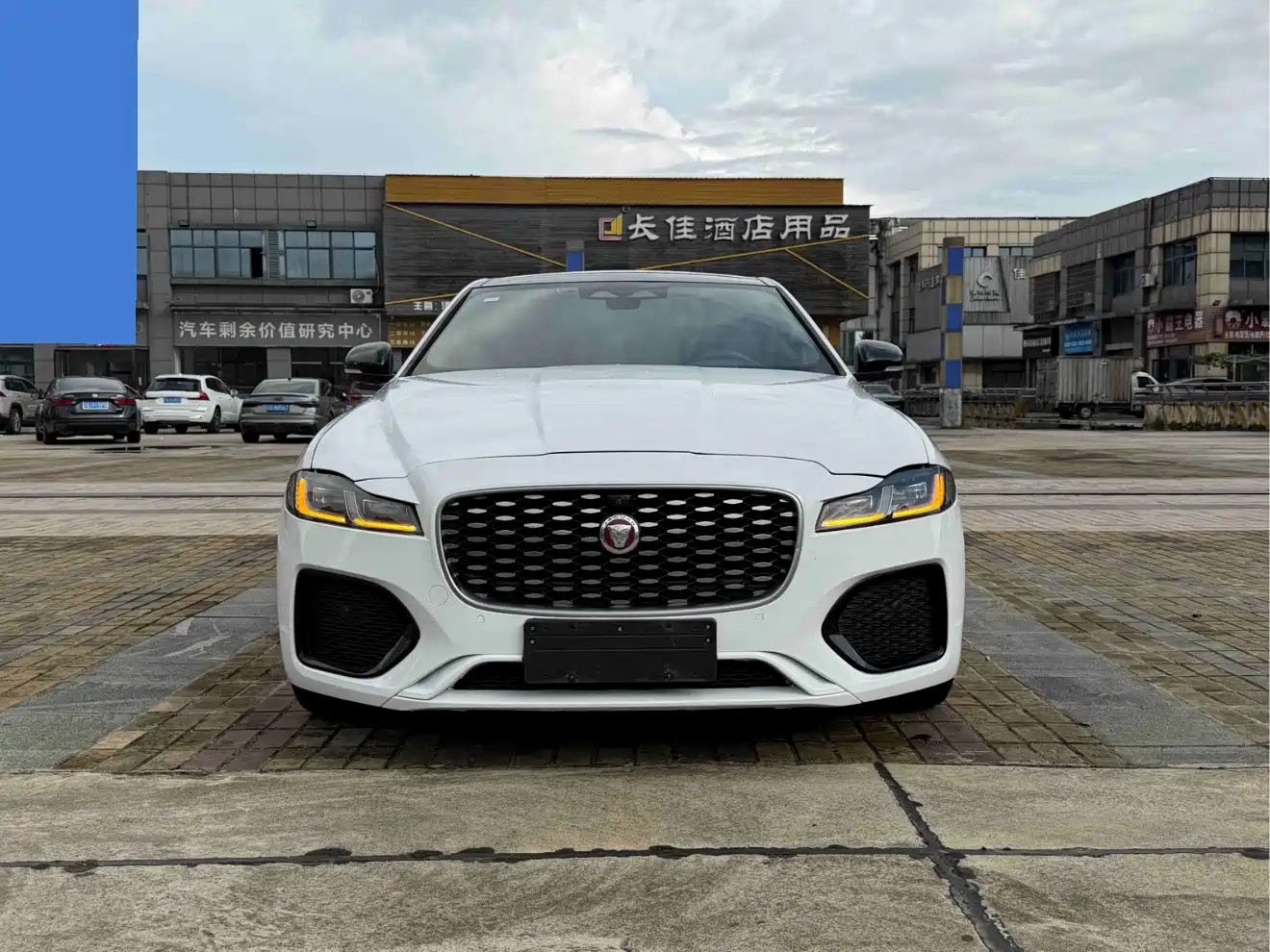 Фото 2 - Jaguar XFL