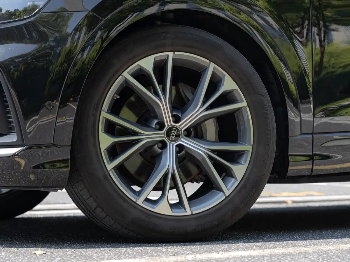 Photo 8 - Audi Q8