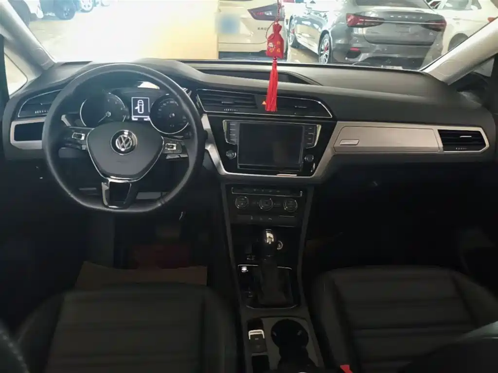 Volkswagen Touran 2018 Touran L 280TSI DSG Frontier Edition 6-Seater China V фото 10