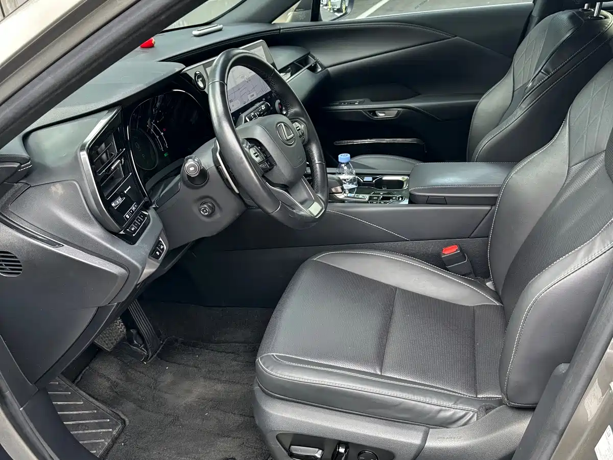 Photo 5 - Lexus RX
