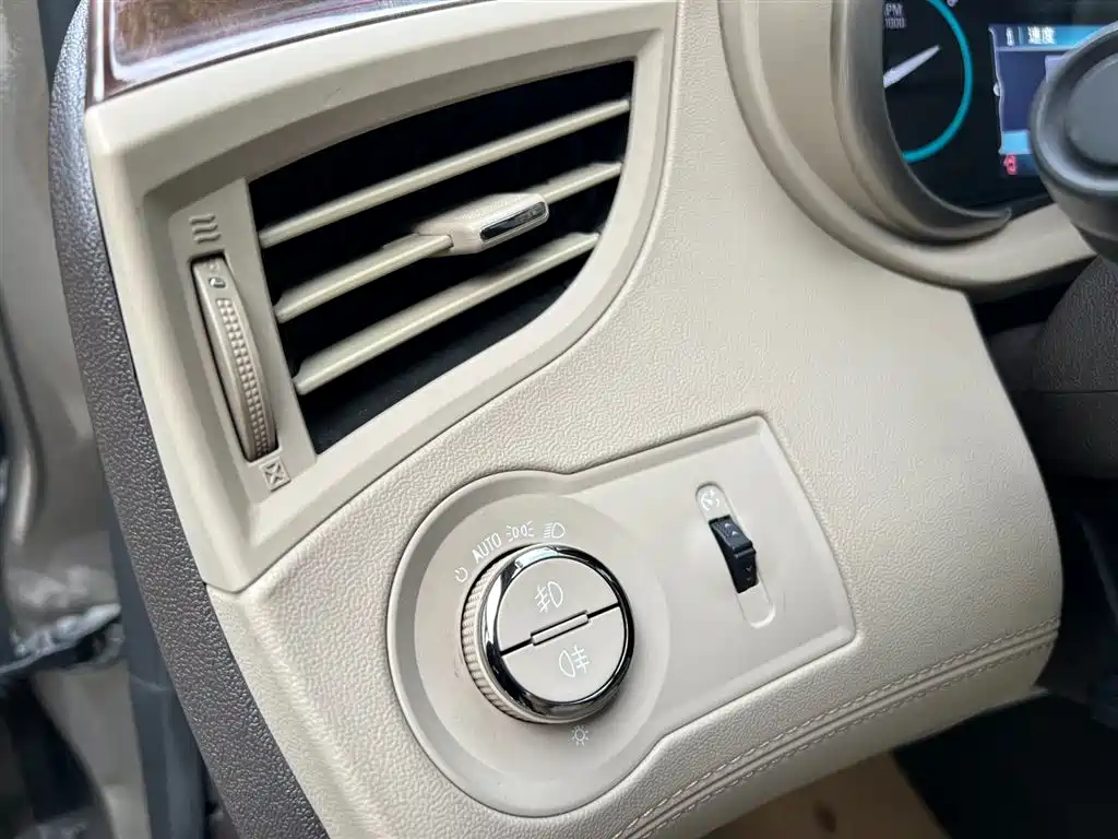 Фото 8 - Buick LaCrosse