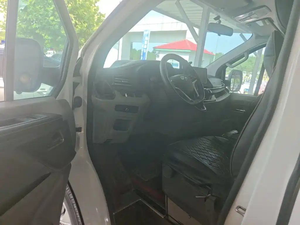 SAIC Maxus Xintu V70 2024 2023 Model 2.0T Elite Manual Short Wheelbase Low Roof 5/6 Seats (125Ps)