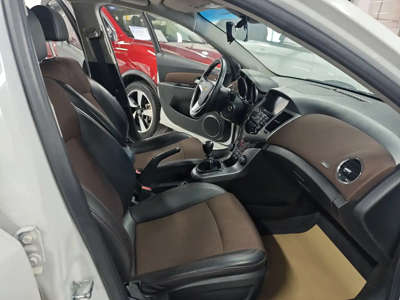 Chevrolet Cruze 2013 Hatchback 1.6L Manual Luxury фото 8