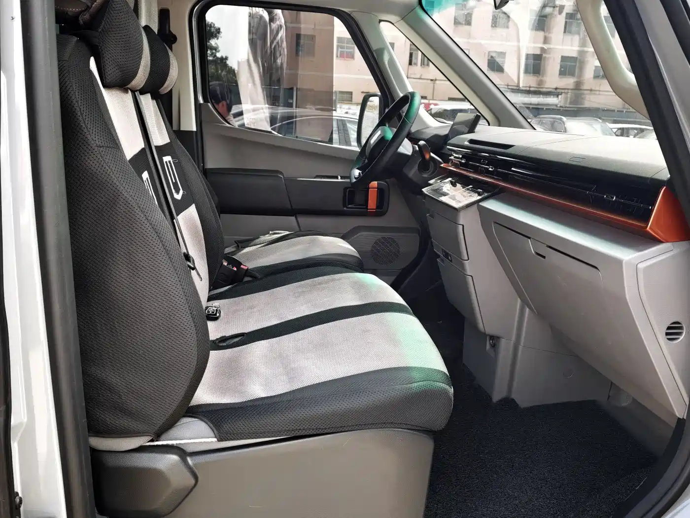 Yuan Cheng Farizon Super VAN 2025 2025 Smart Wealth Edition Short Wheelbase Medium Roof 68kWh Smart Core