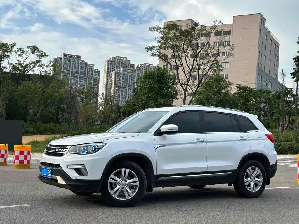 Фото 1 - Changan CS75