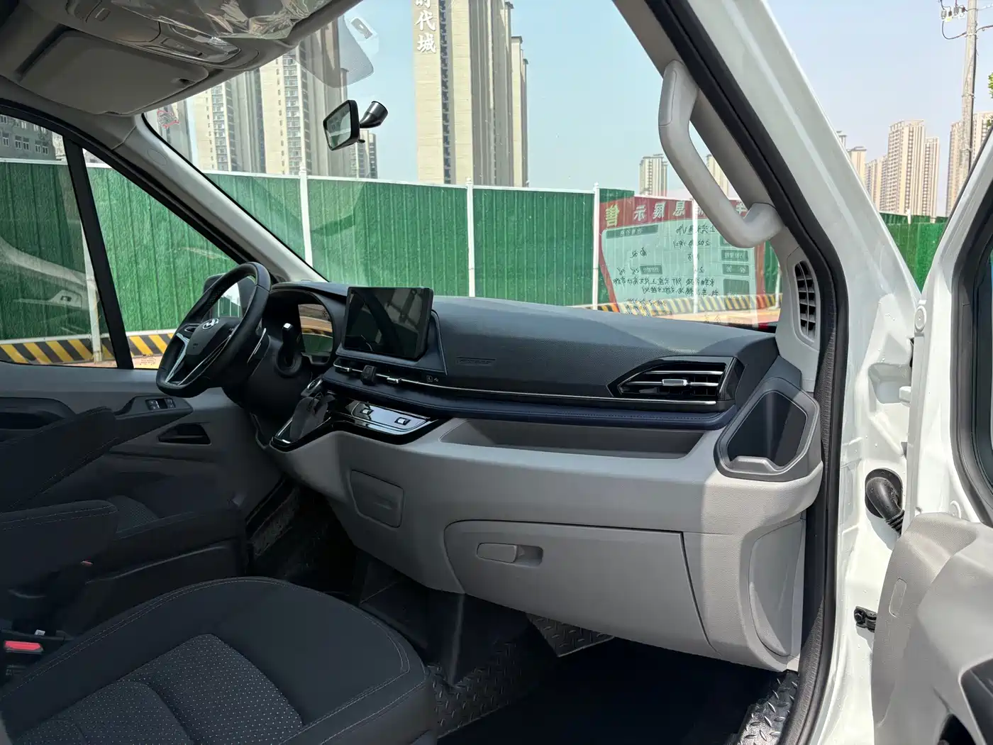 SAIC Maxus Xintu V90 2024 Zhijie 2.0T Automatic FWD Long Wheelbase High Roof Single Rear Tire 6/7-Seater фото 6