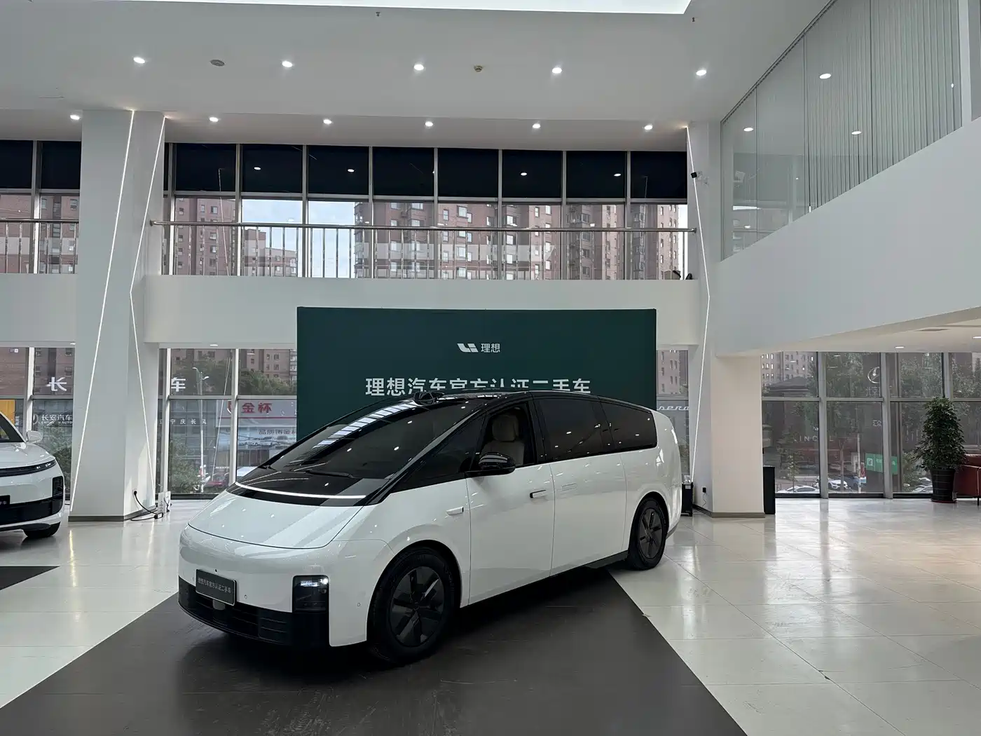 Li Auto MEGA 2024