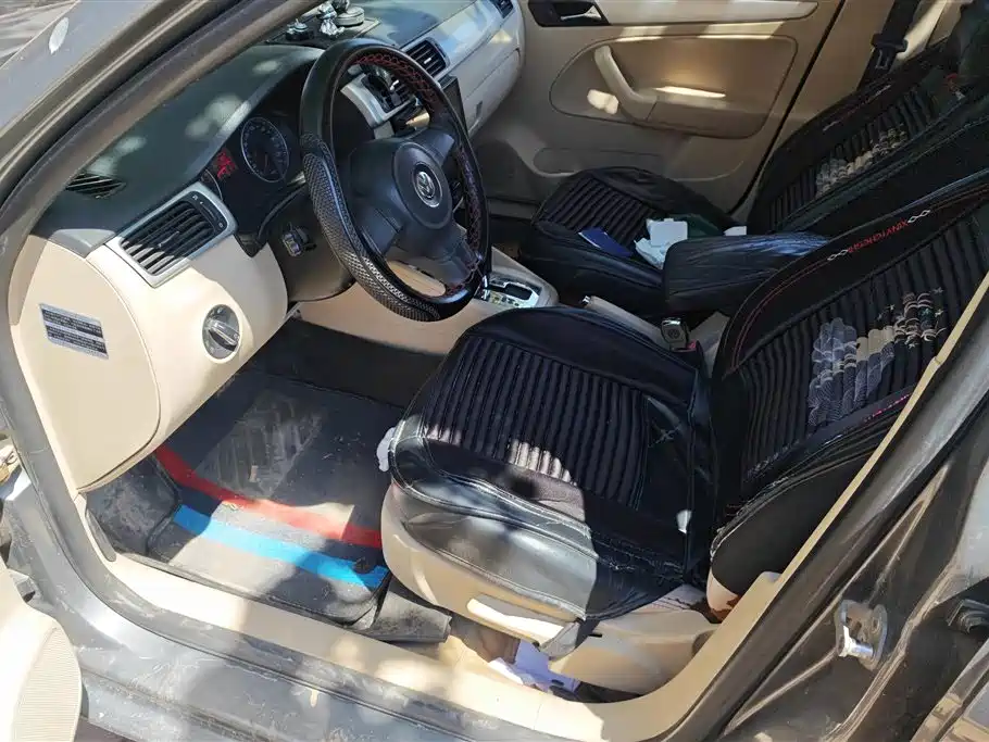 Volkswagen Bora 2011 1.6L Automatic Fashion фото 9