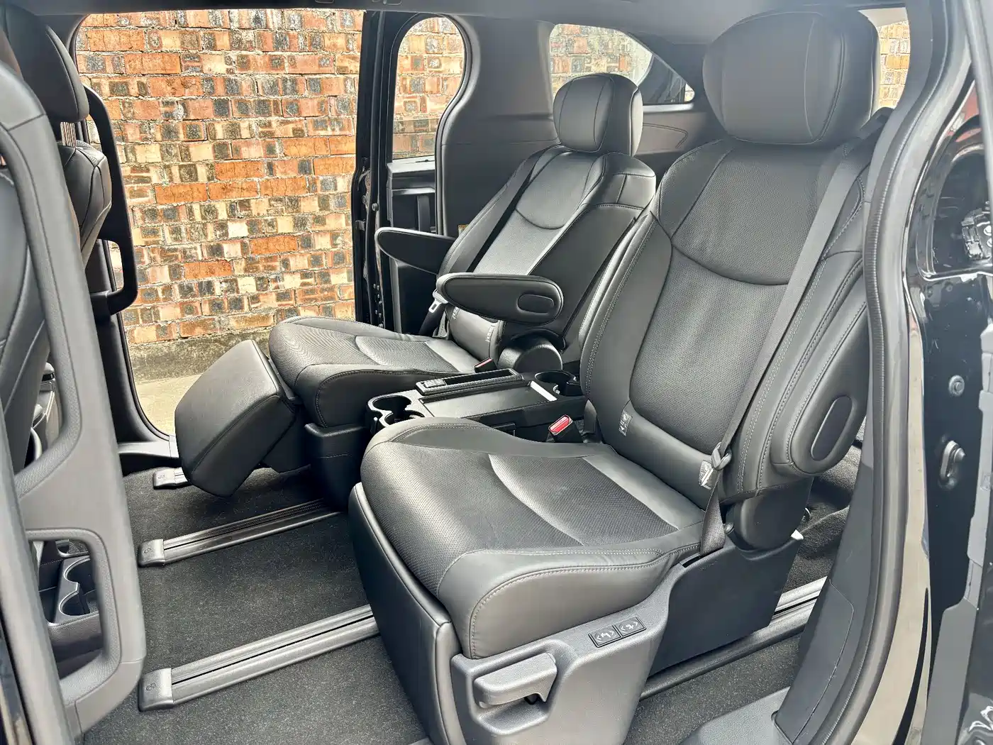 Toyota Sienna 2024 2.5L Hybrid 4WD Premium Edition фото 14