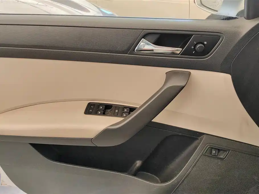 Škoda Rapid 2013 1.6L Manual Smart Selection фото 7