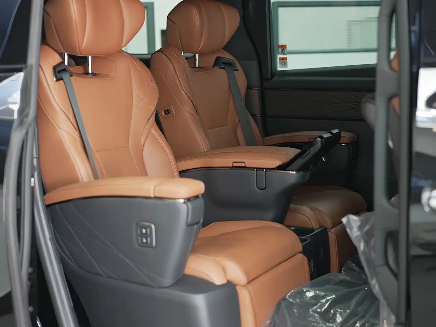 Toyota Alphard 2025 Hybrid 2.5L Ultimate Gold Edition фото 16
