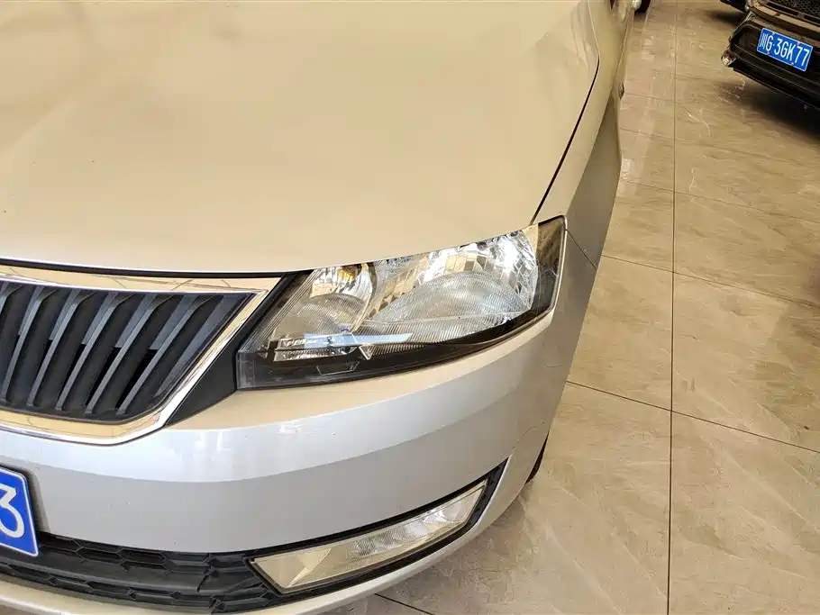Škoda Rapid 2013 1.6L Manual Smart Selection фото 5
